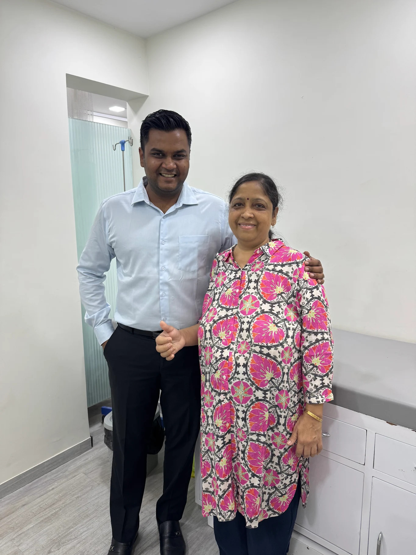 Happy patient after hand fracture treatment by Dr. Divyesh Bukalsaria in Andheri West, Mumbai.